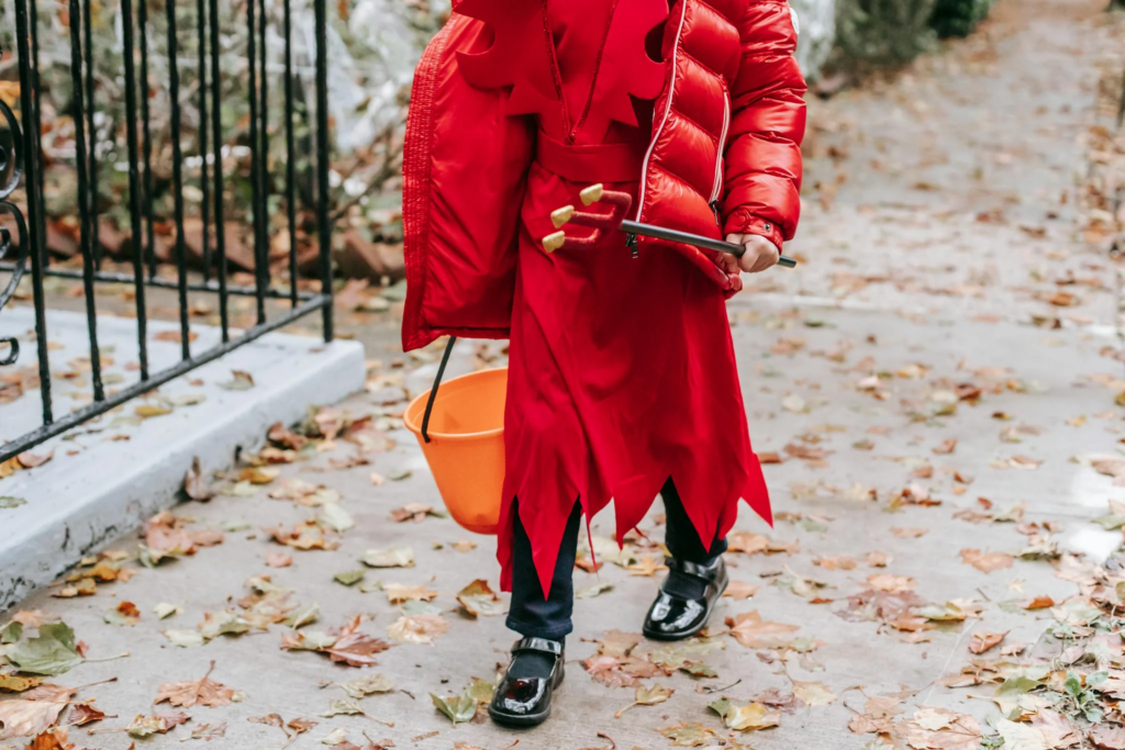 Halloween: Cuando el disfraz borra la conciencia, desindividuación